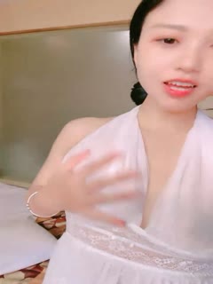 气质超棒酒窝美女！性感白色短裙！笑起来甜美，坐马桶上尿尿。 — 2024